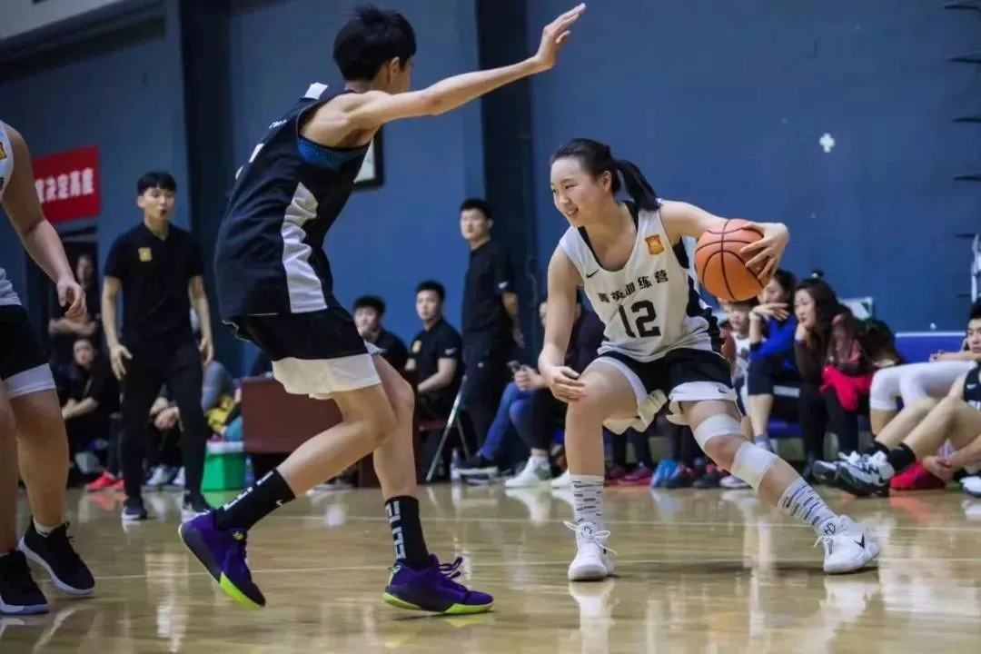 大学生篮球社团如何引入智能情感技术_0